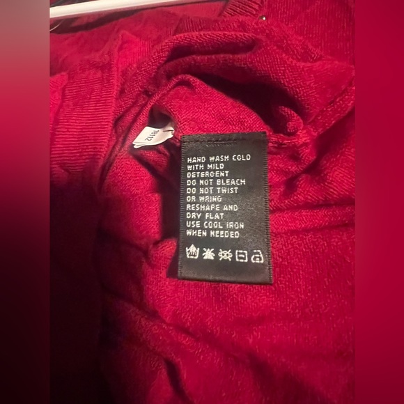 August Silk Ladies SS Scoop Neck Red Daggar Sweater Top Medium NWT - Picture 5 of 7